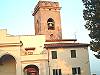 La chiesa di San Bartolomeno con la canonica e l’oratorio. La torre campanaria faceva parte come torre del perimetro centrale del castello. Su richiesta si può accedere al campanile dove si scorge l’immenso panorama della piana pistoiese, pratese e fiorentina.