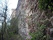 La cinta muraria piuttosto in rovina di Castel Maggio
