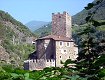 Il castello visto dalla strada principale all'imbocco della Val Sarentino