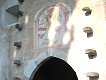 Il portale d'ingresso con lo stemma araldico