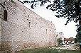 Il muro che incastella il borgo