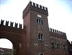 Tutta la struttura del castello di Cologna Veneta appare graziosa, grazie anche alle finiture in marmo, che sovrastano la merlatura ghibellina
