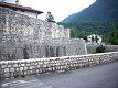 Il castello di Venzone con fossato e cinta muraria