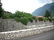 Il perimetro murario di Venzone visto dalla strada