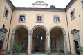 Chi dovesse entrare nel castello di Montegufoni quando piove, è ben protetto dal cortile adiacente l’ingresso