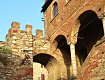 La porta a fianco del Palazzo dei Giudici che conduce alla Rocca