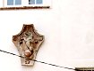 Lo stemma dei Roncioni su un edificio, forse podestarile, nel borgo di Ripafratta, sulla Statale 12