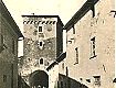 Una vecchia cartolina che attesta la presenza di una torre ormai scomparsa nel borgo di Ripafratta (opera dei bombardamenti della seconda guerra mondiale)