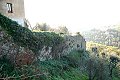 Le mura in discesa di Larciano accanto alla porta principale al borgo