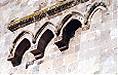 Particolare degli archetti a sesto acuto