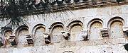 Particolare della decorazione ad archetti