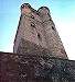 Scorcio del castello visto dal basso; a sinistra la torricella pensile, a destra la torre tonda
