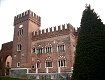 Il fronte settentrionale del castello di Cologna, al centro della cittadina