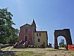 La chiesa di San Biagio e l'arco residuo del castello, foto di Brezza (Paolo Landi), dal sito http://mapio.net