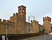 Le mura e, a destra, Porta Romana, dal sito https://viaggimedievali.com