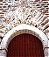 Portone sul lato destro del palazzo con arco originale di età sveva