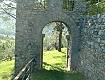 Il lato interno dell'originaria porta di ingresso al castello di Legri, che ora si trova all'interno del nuovo recinto del castello