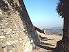 Fra un leccio e il bastione si può scorgere, sull’orizzonte, Firenze