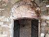 Uno dei numerosi ingressi alle celle sottostanti il “Campano”